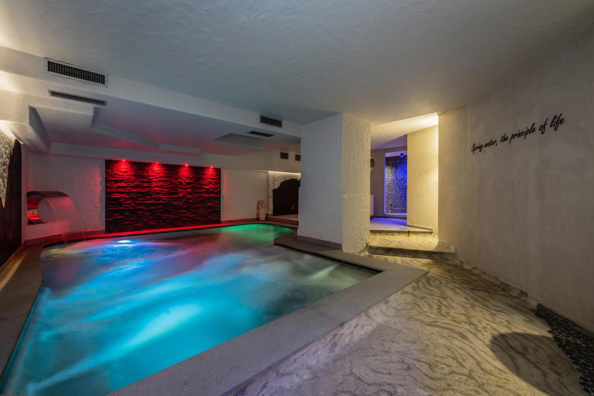 Romantic Plaza Hotel Madonna